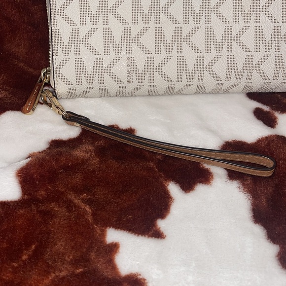 Authentic Michael Kors wristlet wallet - Picture 3 of 7